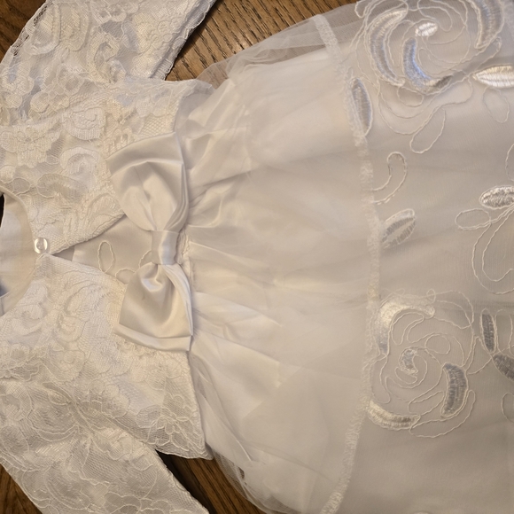 Elegant White Lace Dress with Bow - Picture 2 of 2